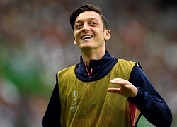 Bị gạch tên khỏi trận gặp Vitoria, Ozil phản ứng bất ngờ