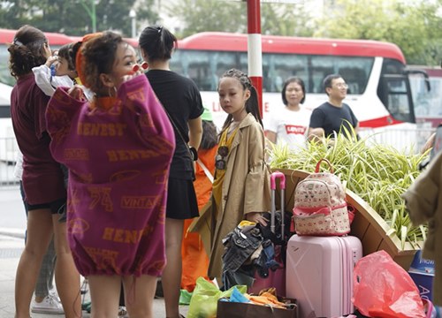 Các bà mẹ vác theo vali thay đồ, làm tóc cho con giữa phố đi bộ