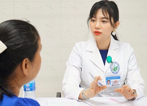 Chị em thi nhau mua nước lột da trắng cấp tốc, BS khuyên không cẩn thận có thể ung thư