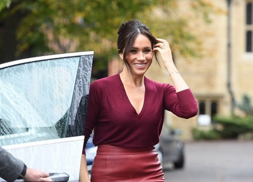 Công nương Meghan 'đụng hàng' Hoàng hậu Tây Ban Nha khi sánh đôi cùng chồng