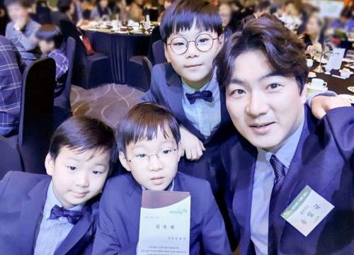 Daehan - Minguk - Manse khoe vẻ đáng yêu, nổi bật hơn cả bố khi tham gia sự kiện