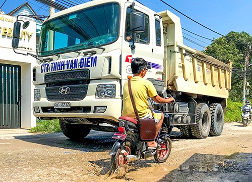 Đường dân sinh xuống cấp do chịu áp lực xe tải trọng lớn