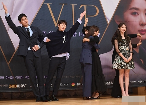 Họp báo 'VIP': Áp đảo loạt nữ phụ, Jang Nara trẻ xinh bên 'anh chồng' Lee Sang Yoon