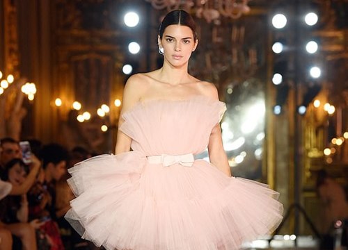 Kendall Jenner hóa nàng thơ kiều diễm, tự tin sải bước trên sàn catwalk