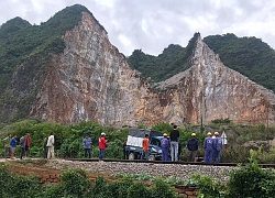 Lạng Sơn: Tông vào tầu hoả, tài xế ô tô thoát chết trong gang tấc