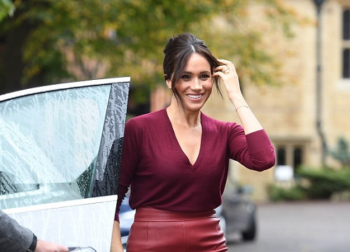 Meghan Markle xuất hiện sành điệu trong sự kiện mới nhất và bị chỉ trích là đang thao túng chồng bằng một "âm mưu" hoàn hảo