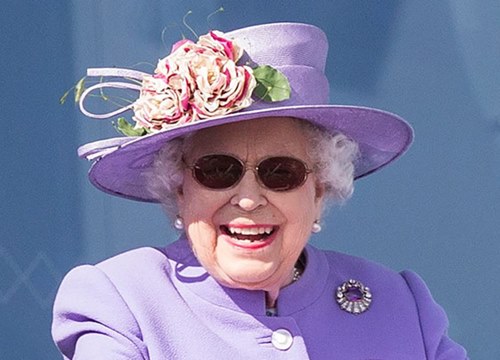 Nữ hoàng Elizabeth II thích mặc đồ màu nổi, đánh son hồng ở tuổi 93