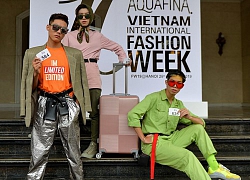 Cắt quần làm túi, đeo gối thay khăn catwalk giữa phố đi bộ hồ Gươm