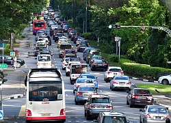 Cô gái cởi đồ giữa đường chạy theo người đàn ông ở Singapore