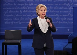 Cùng một kiểu suit, bà Hillary Clinton có cả bộ sưu tập đầy màu sắc