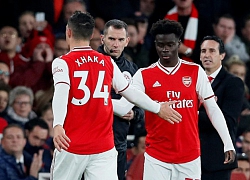 Đội trưởng Arsenal cởi áo, khiêu khích CĐV nhà sau khi bị thay