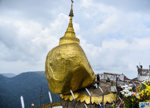 Golden Rock- ngôi chùa trên hòn đá thiêng nghiêng mãi không đổ ở Myanmar