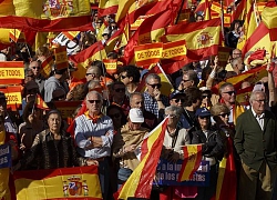 Hàng chục nghìn người tuần hành phản đối ly khai ở Catalonia