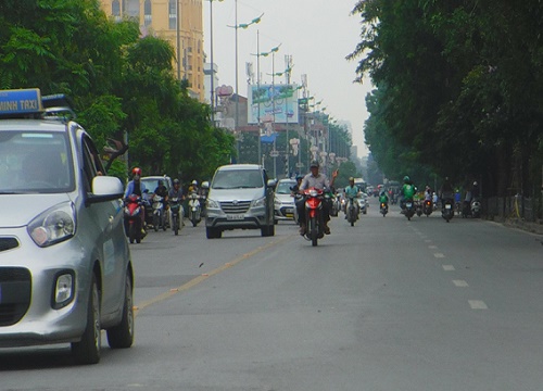 Lấn hẳn sang làn ngược chiều, hành động "cà khịa" sau đó của tài xế gây phẫn nộ