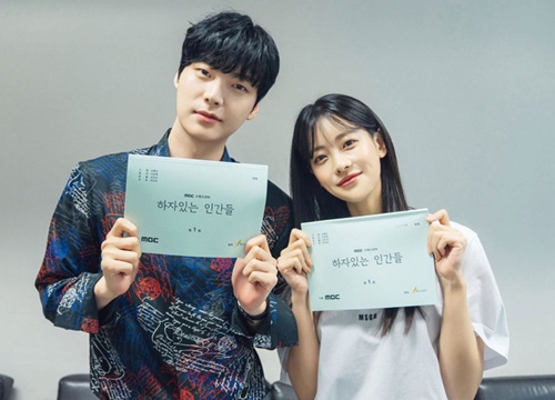 Lộ tạo hình của Ahn Jae Hyun và 'tiểu tam' bị Goo Hye Sun tố giật chồng: Đẹp đôi thế này bảo sao 'nàng cỏ' không ghen