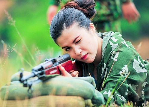 Những bóng hồng gợi cảm, lạnh lùng, khí chất ngời ngời khi cầm súng