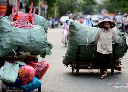 Những người phụ nữ nhặt ve chai ở Sài Gòn nuôi con đậu đại học