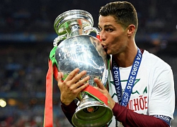 Ronaldo tặng quà cho đội tuyển nữ Bồ Đào Nha