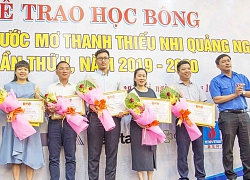 Trao học bổng và áo ấm mùa đông cho sinh nghèo Quảng Ngãi