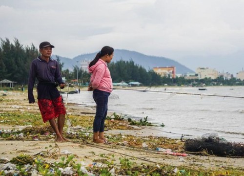 Bãi biển Đà Nẵng ngập rác sau 2 ngày mưa lớn