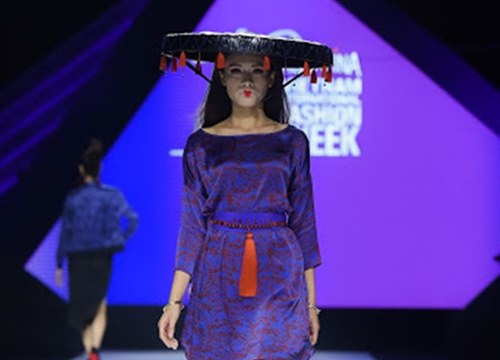 Dàn mẫu đội nón quai thao, môi son khác lạ catwalk thần thái trên sàn diễn AVIFW Thu Đông 2019