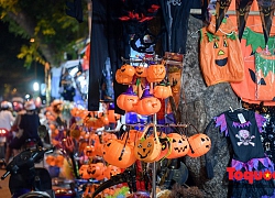 Du khách nước ngoài thích thú với không khí Halloween trên phố Hàng Mã