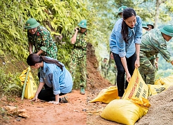 Hoa hậu Lương Thùy Linh té ngã khi vác vật liệu 'Đắp đường, xây ước mơ'