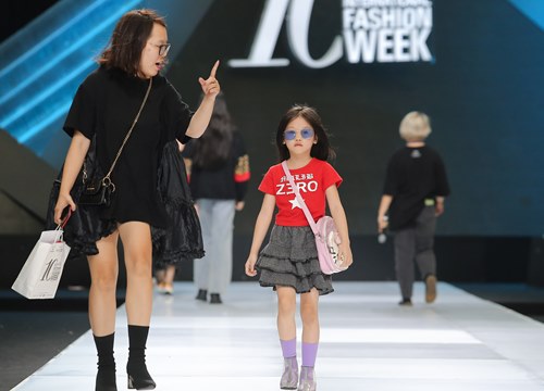 Sàn catwalk của những nàng Lọ Lem ung thư máu, vô gia cư