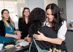 Meghan Markle bất ngờ xuất hiện trong thời gian &#8220;ở ẩn&#8221;, đeo tạp dề và chăm chú làm bánh nhưng vẫn bị tố là làm màu