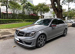 Sở hữu màu &#8216;xi-măng&#8217; đang &#8216;hot&#8217;, Mercedes-Benz C300 AMG Plus chạy lướt bán lại rẻ ngang Toyota Altis