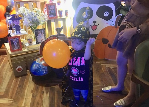 Sướng như Sữa "chủ tịch" nhà Hằng Túi: Tiệc sinh nhật thêm combo tiệc Halloween, bố mẹ bao hẳn nhà hàng cho cậu ấm đón tuổi lên 2