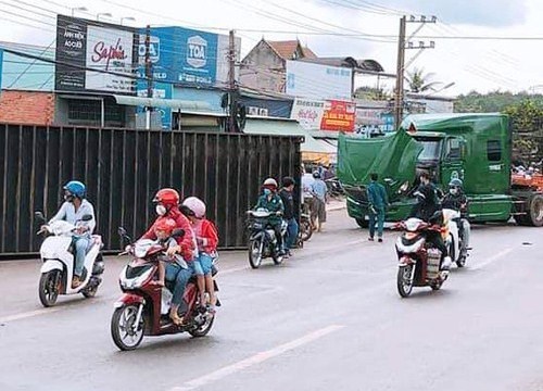 Thùng container tuột khỏi rơ-moóc, đè trúng 2 vợ chồng