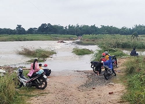 Chèo đò qua sông Trà Khúc, 5 người bị nước nhấn chìm