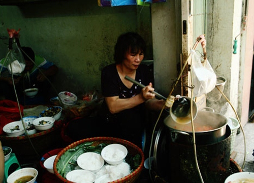 Đến Hàng Chai thưởng thức bún ốc gia truyền