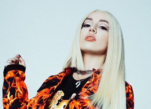 Mang không khí Halloween vào MV "Freaking Me Out", Ava Max nói về sự bế tắc trong tình yêu