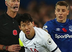 Nhiều cầu thủ Everton vào phòng thay đồ động viên Son Heung-min