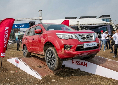 Nissan Terra giảm giá cả trăm triệu đồng, so găng Toyota Fortuner