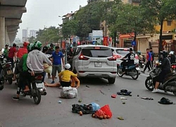 Ôtô tông loạt xe máy, 4 người bị thương