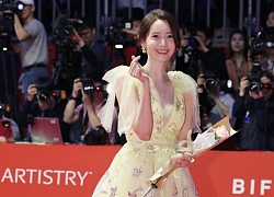 Yoona nhiều lần diện đầm dạ hội khoe vòng một, bờ vai thon