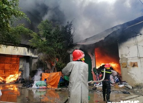 Cháy lớn ở làng nghề chăn ga gối nệm Thường Tín