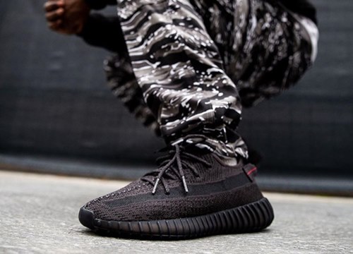 Jay-Z và giới trẻ thế giới phối đồ thế nào với giày Yeezy 350 đen?