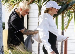 Justin Bieber và vợ bị soi làm điều kỳ quặc giữa đường phố đông người qua lại