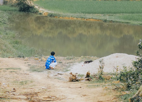 Ngày chị gái lấy chồng, em trai khóc "cạn nước mắt", ngồi nhìn ra dòng sông