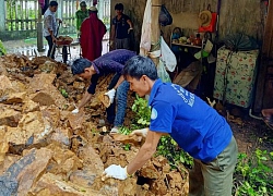 Núi sạt lở đổ xuống nhà dân ở huyện Sơn Hà