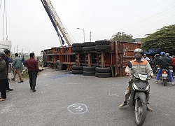 Container bị tông đứt đôi khi tài xế cố băng qua đường sắt