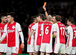 Ajax bị đuổi 2 người trong 1 phút, HLV nói lời cay đắng về VAR