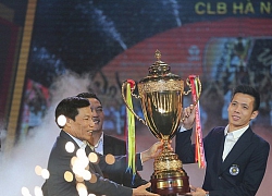 Bộ trưởng Nguyễn Ngọc Thiện trao Cup vô địch V.League cho CLB Hà Nội