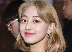 Cực hợp với tóc vàng bạch kim, Jihyo chỉ cần makeup sương sương ra đường cũng đủ đẹp bá cháy