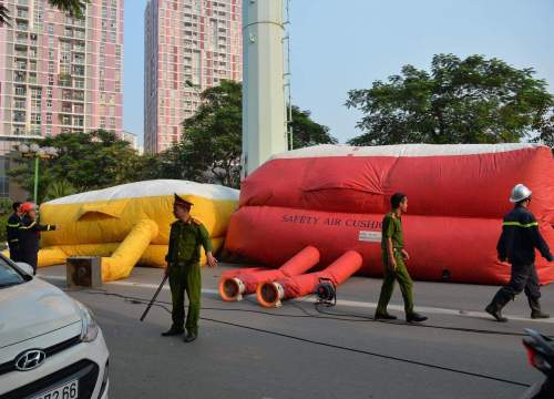 Hà Nội: Đang giải cứu thanh niên "cố thủ" trên cột điện giữa đường Tố Hữu