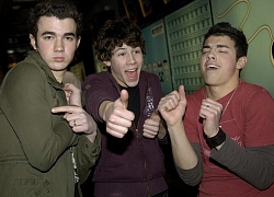 Hành trình lột xác từ cậu nhóc tóc xù thành quý ông quyến rũ của Jonas Brothers